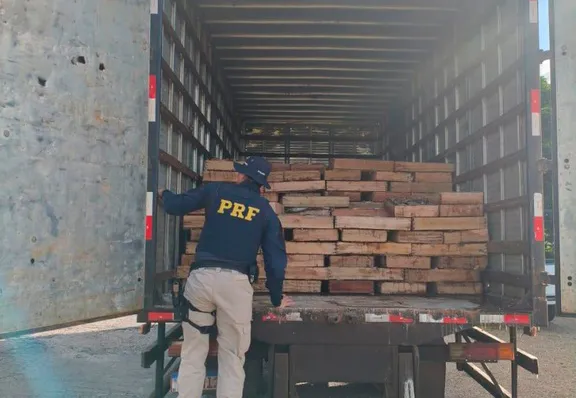 PRF apreende 9 toneladas de peixe transportado de forma irregular na BR-116, em Milagres