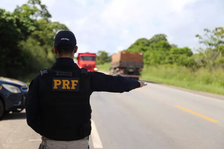 PRF cumpre mandado de prisão e prende motorista de caminhão na Chapada Diamantina