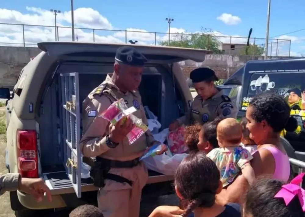 Dia das Crianças: 24° BPM distribui presentes em Brumado