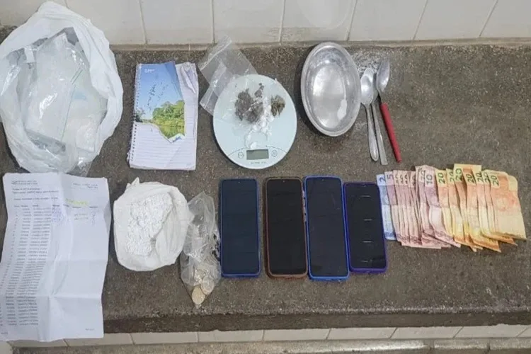 Rondesp desarticula ponto de drogas e cumpre mandado de prisão durante operação em Brumado