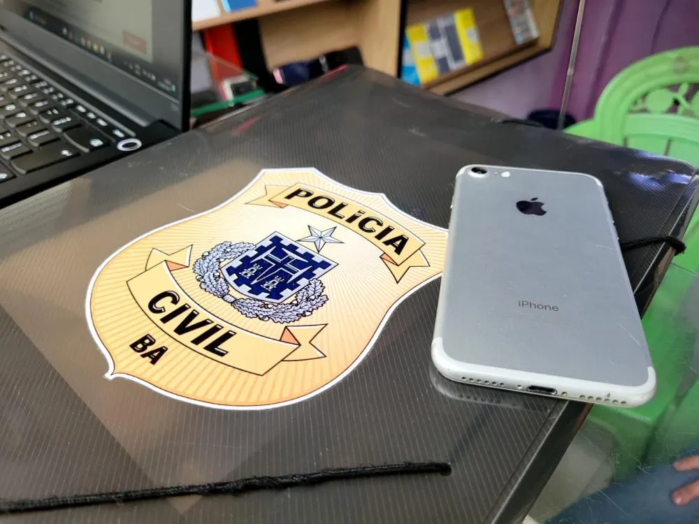 Polícia Civil cumpre mandado de busca em loja de celulares no Shopping Popular de Conquista e recupera iPhone roubado