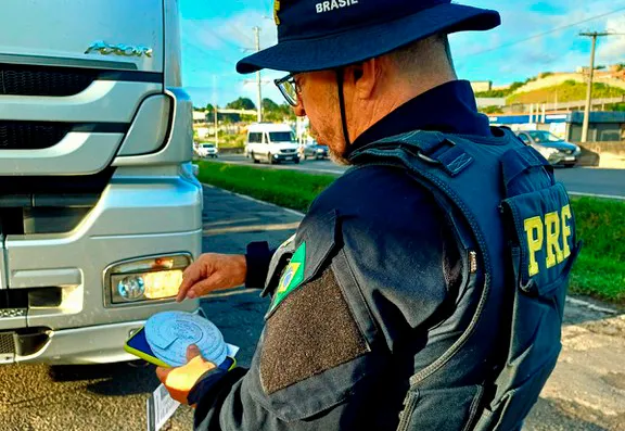 PRF intensifica fiscalização da Lei do Descanso na praça de pedágio de Simões Filho