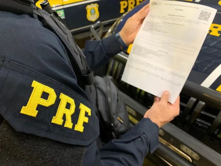 PRF cumpre mandado de prisão durante abordagem a ônibus na BR-116, em Jequié