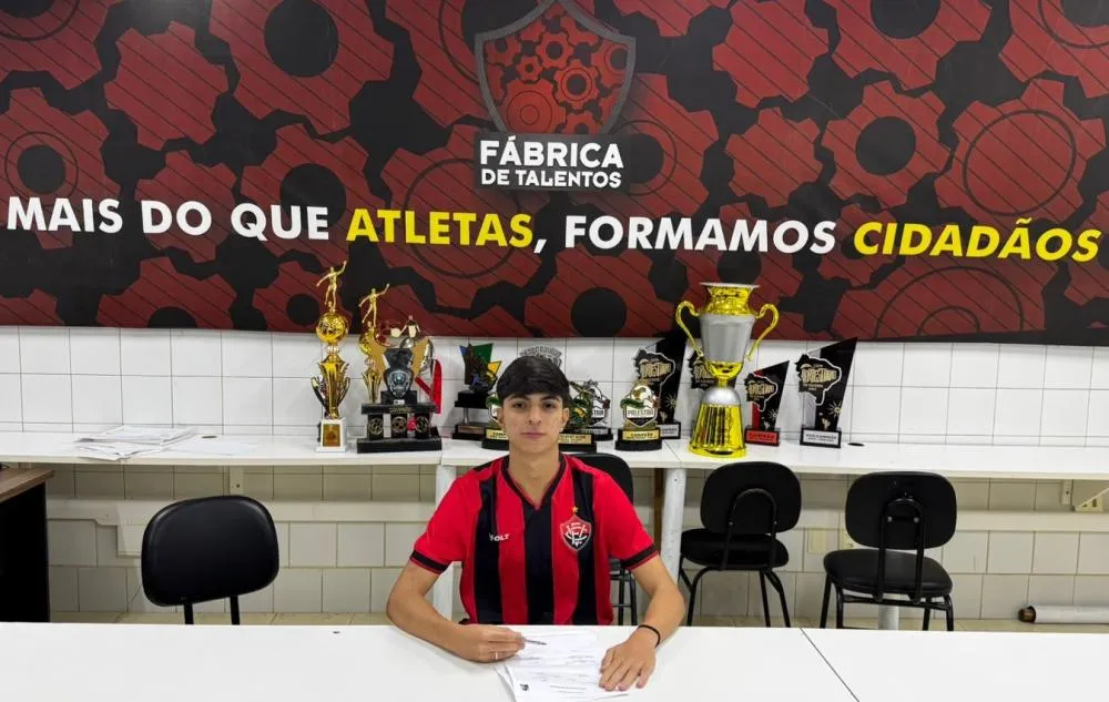 João Felipe, jovem talento de Brumado, assina com o Esporte Clube Vitória e integra a base rubro-negra