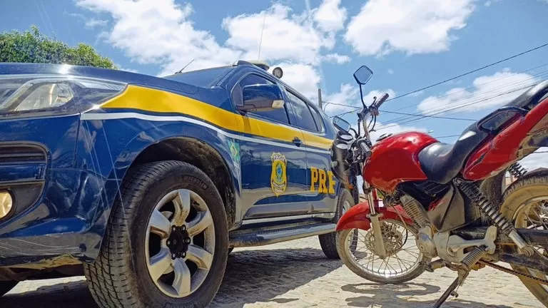 PRF detém idoso com moto furtada e CRLV falso em Poções 