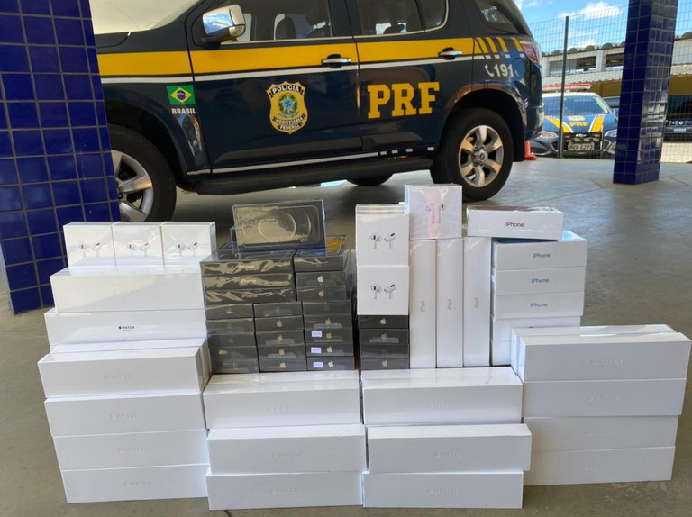 Após abordagem a ônibus, PRF apreende celulares e eletrônicos avaliados em 620.000 reais na BR 116 em Vitória da Conquista