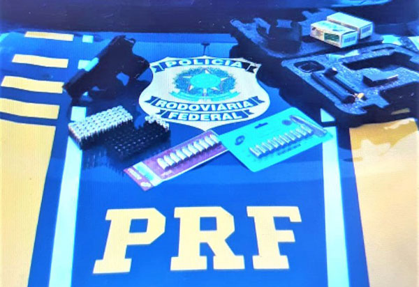 PRF apreende pistola 9mm e 77 munições do mesmo calibre escondidas dentro de cabine de caminhão