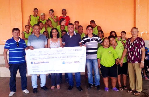 Sólegal e Beto Bonelly entregam doação para a construção do muro da APAE de Brumado