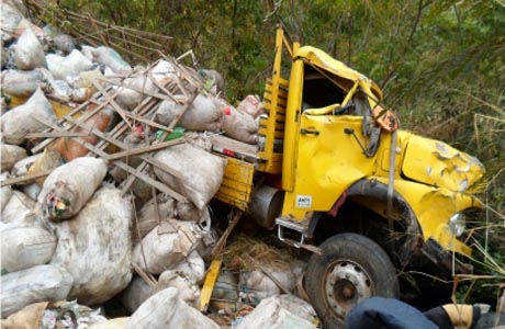 Livramento: Caminhão tomba na Serra das Almas