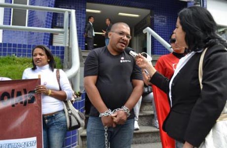 Conquista: Homem acorrentado protesta na Direc 20