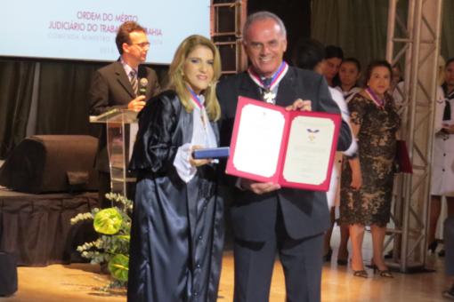 Prefeito de Brumado é condecorado com a Comenda Coqueijo Costa do TRT-BA