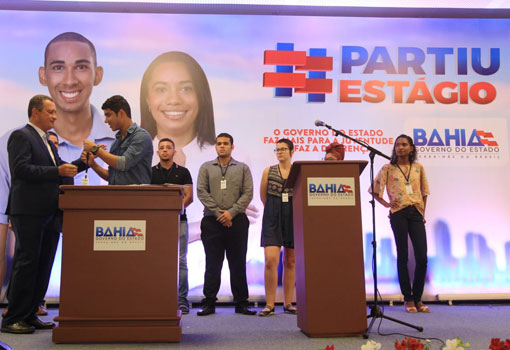 Rui Costa assina contrato de mais de 1.300 jovens no Partiu Estágio e anuncia convocação de mais mil estudantes