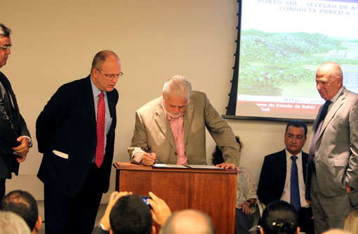 Governador assina contrato que oficializa instalação do Porto Sul