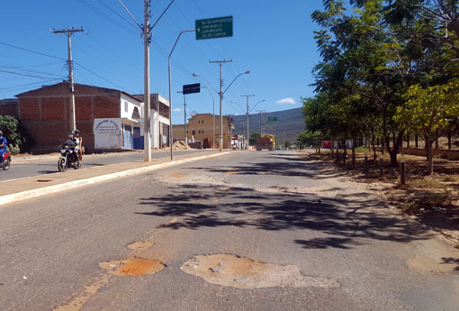 Brumado: Avenida Lindolfo Azevedo Brito continua esburacada