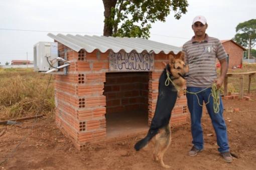Devido às altas temperaturas, Dono instala ar-condicionado na casa da cadela no Tocantins