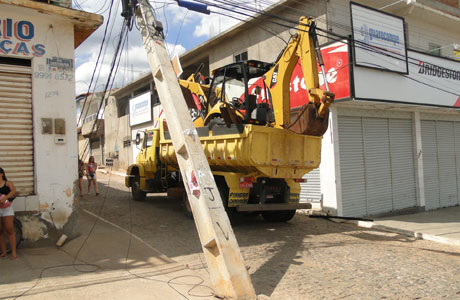 Brumado: Poste quase cai após caçamba puxar rede elétrica
