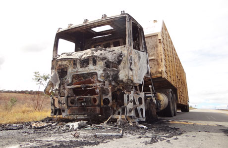 BA-262: Caminhão Boiadeiro da JBS-Friboi pega fogo em Brumado