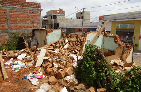 Brumado: Casa prestes a cair foi demolida pela Defesa Civil