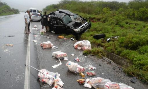 Hilux capota na BA-262; motorista fica ferido
