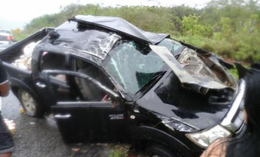 Hilux capota na BA-262; motorista fica ferido