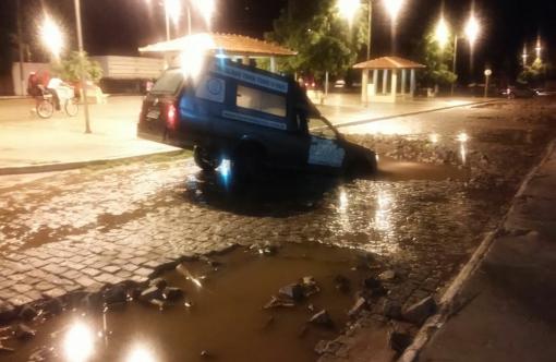 Brumado: Carro de empresa  funerária caiu em buraco na Rua Alta Leite 