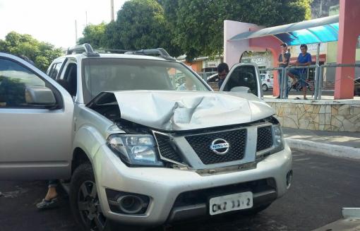 Brumado: caminhonetes colidiram em frente ao Colégio Getúlio Vargas 