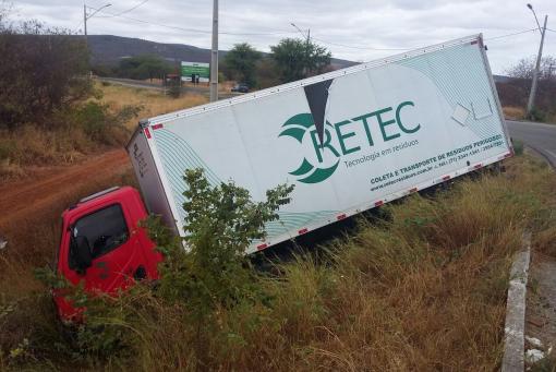 Brumado: Caminhão baú cai em ribanceira na rotatória da BA-262 com a BR-030 