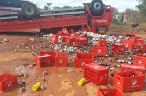 Caminhão de distribuidora de bebidas de Brumado tombou na BA-142 