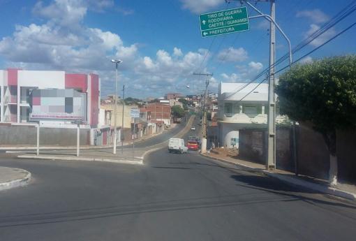 Bandidos arrombaram casa na Avenida João Paulo I e levaram vários objetos 