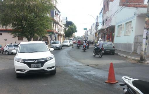 Brumado: Ônibus da Novo Horizonte derrama óleo em avenida e causa acidentes 