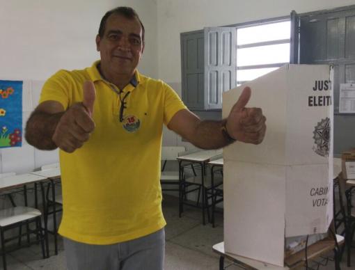 Brumado: Manelão é o primeiro candidato a prefeito a votar 