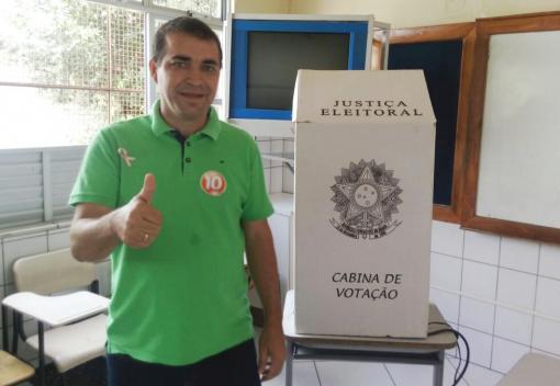 Brumado: Alessandro Lôbo é o segundo candidato a prefeito a votar 