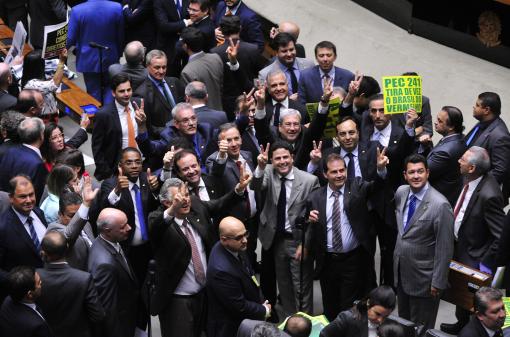 Câmara aprova PEC do Teto dos Gastos Públicos em 1º turno 