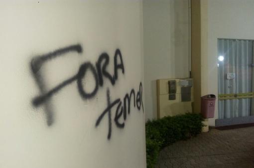 Brumado: prédio da Câmara de Vereadores foi pichado com a frase 'Fora Temer'