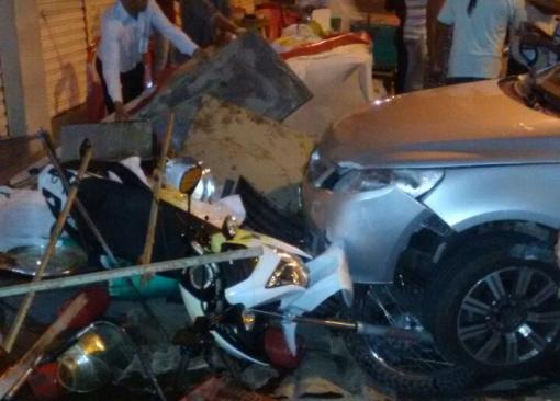 Brumado: automóvel colide contra  motocicleta e atinge barraca de acarajé na Avenida Centenário 