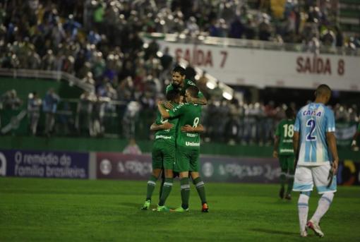 Chape derrota Avaí e é líder do Campeonato Brasileiro pela primeira vez