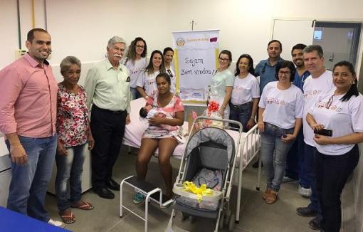 Prefeito Eduardo Vasconcelos e secretários fazem homenagem especial ao Bebê Prefeito 2017 