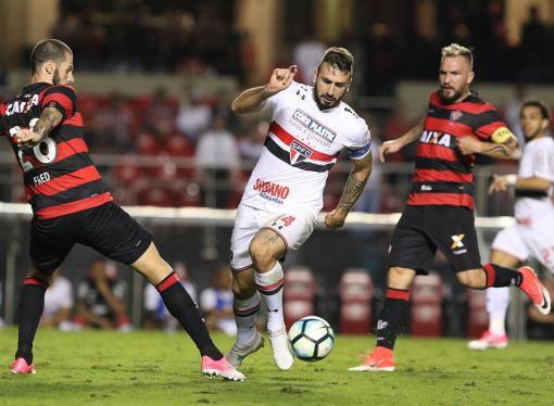 Vitória perde para o São Paulo e fica na lanterna do Brasileirão 