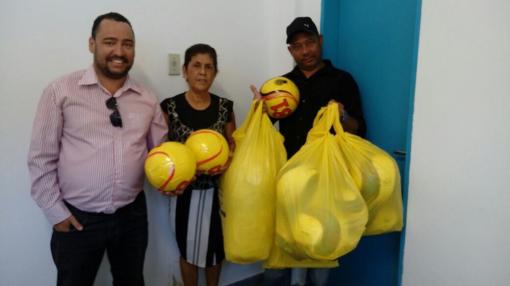 Brumado: Secretária e Diretor de Esportes entregam material esportivo para a IV Edição do Campeonato do Bairro Dr. Juracy 