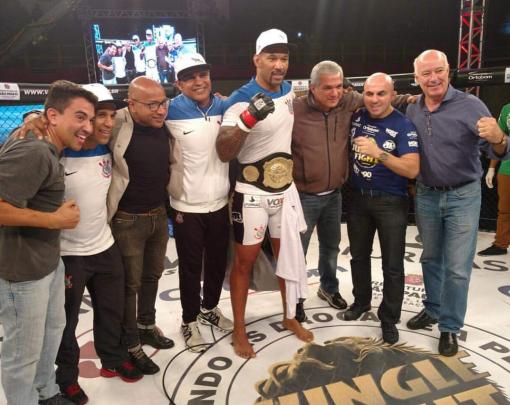 Brumadense João Almeida 'Izidoro' vence luta e conquista cinturão no Jungle Fight