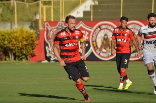 Vitória toma gol no fim e deixa escapar o triunfo diante do Santa Cruz na abertura do returno do Brasileirão da Série A