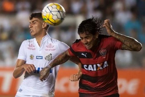 Arbitragem erra, Vitória perde jogo na Vila Belmiro, mas permanece fora da zona de rebaixamento no Brasileiro da Série A 