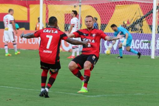 Vitória fez valer neste domingo o mando de campo e derrotou o São Paulo subindo na classificação 