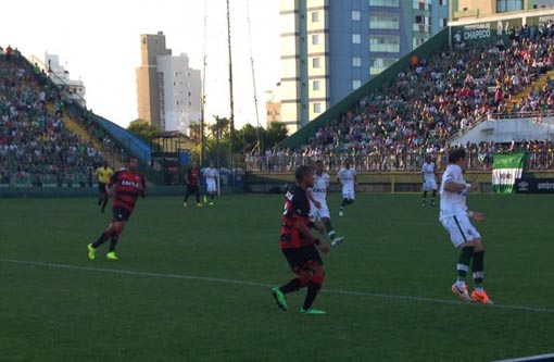 Vitória vence com gol de Dinei, empurra Chapecoense para Z4 e pula para o 15º