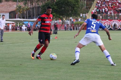 Vitória perde terceiro pênalti em dois jogos seguidos e não consegue evitar a derrota diante do Cruzeiro no Barradão 