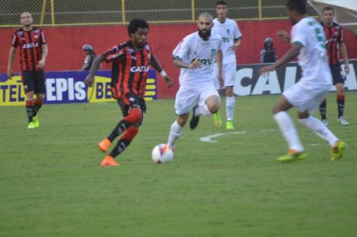 Rogério marca nos minutos finais e Vitória permanece na cola do líder do Brasileiro