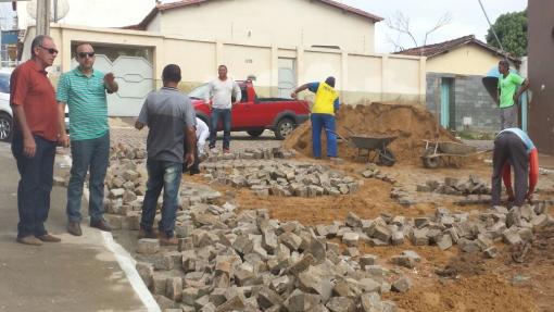 Brumado: Prefeitura realiza força tarefa para recuperar ruas destruídas pela chuva