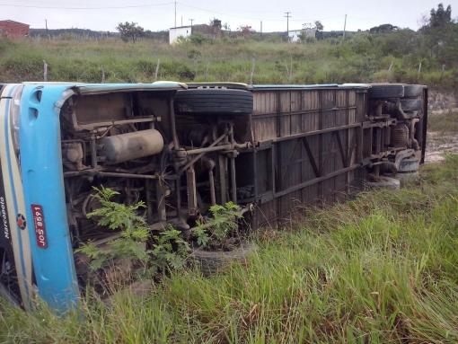 Barra da Estiva: Ônibus da Novo Horizonte tomba na BA-142
