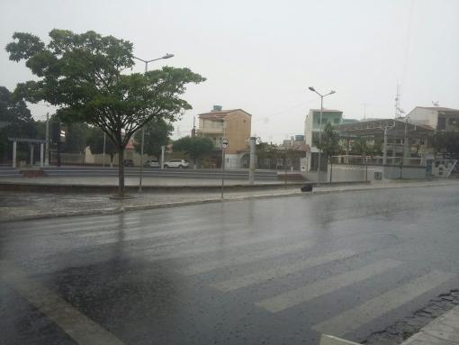 Brumado: Chuva ameniza alta temperatura na Capital o Minério 