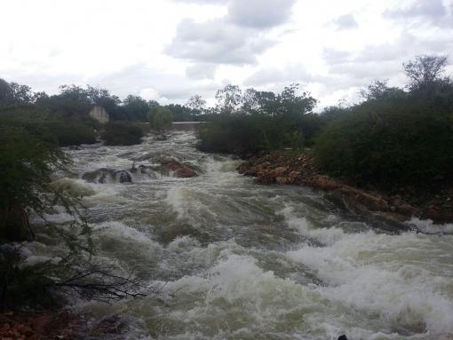 Brumado: Barragem do Rio do Antônio transborda 